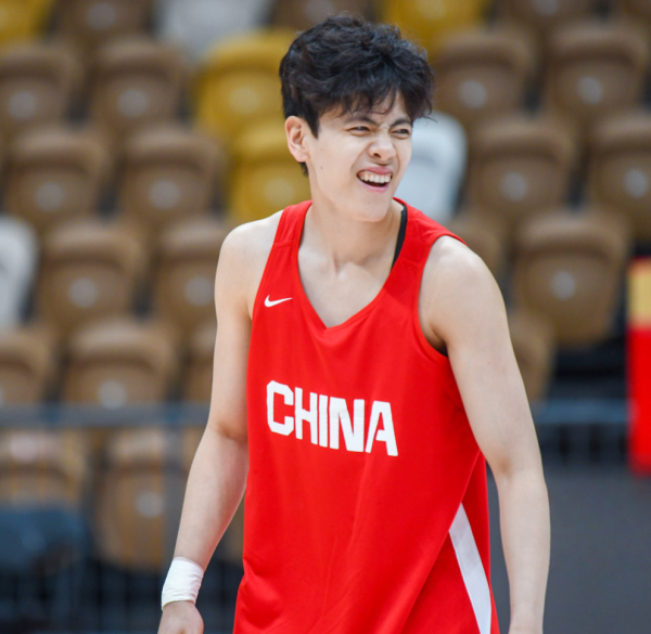 炒股配资开户知识网 单节13分引一波流：杨舒予25+5三分全场欢呼 女篮第一尖刀蜕变